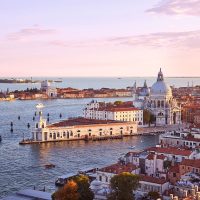 Guardare, interrogare, raccontare le opere. Dentro le mostre di Palazzo Grassi e Punta della Dogana