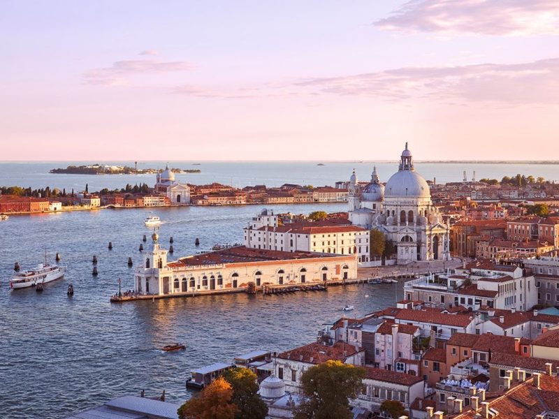 Guardare, interrogare, raccontare le opere. Dentro le mostre di Palazzo Grassi e Punta della Dogana